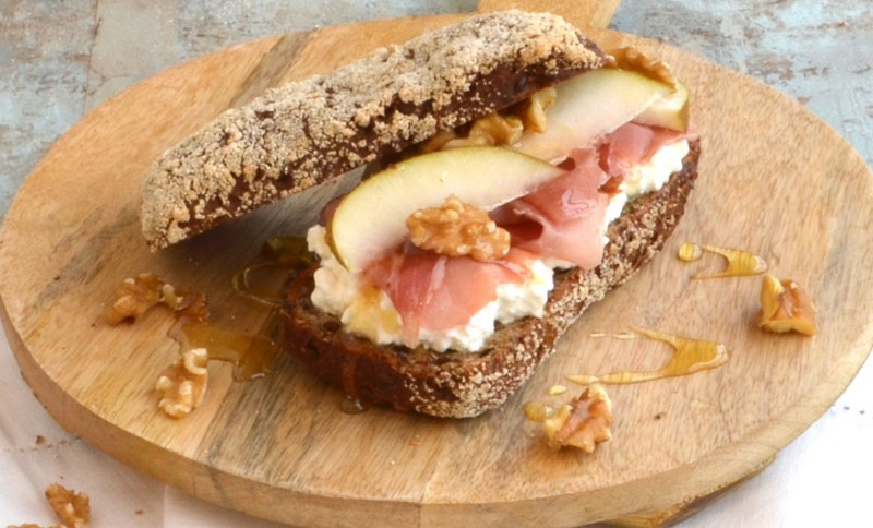 Low carb broodjes met Hüttenkäse en rauwe ham